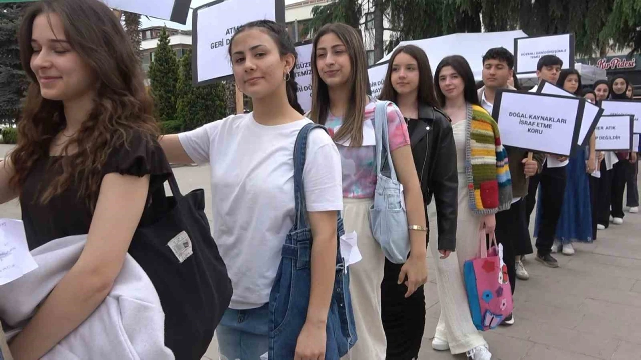 Yalova’da öğrencilerden ’Açık Hava Atık Materyal Defilesi’
