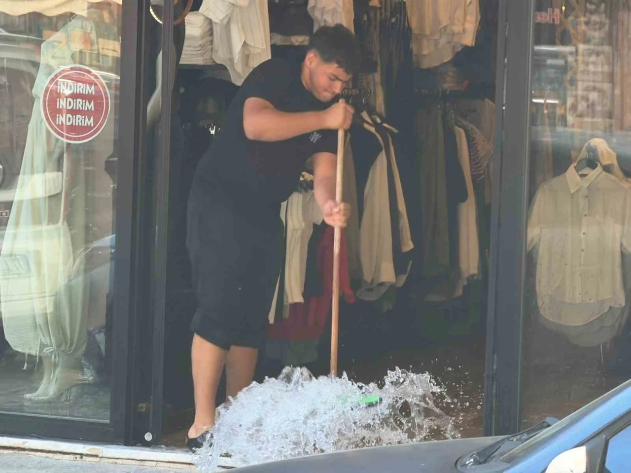 Yalova&rsquo;da su borusu patladı, 4 iş yerini su bastı
