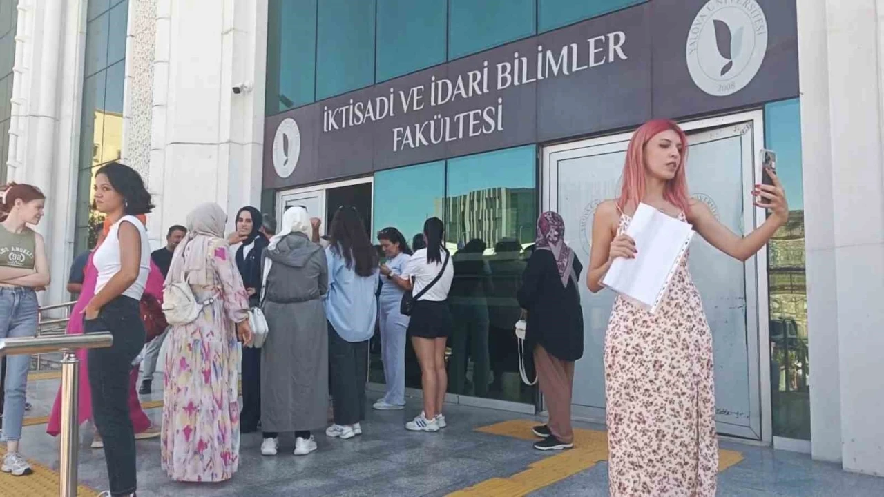Yalova’da trafik kazası nedeniyle onlarca öğrenci AÖF sınavına geç kaldı
