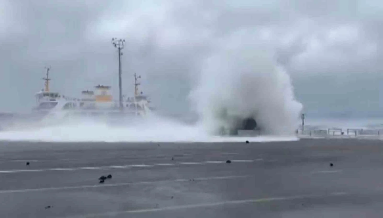 Yalova&rsquo;daki fırtınadan &ccedil;arpıcı g&ouml;r&uuml;nt&uuml;ler
