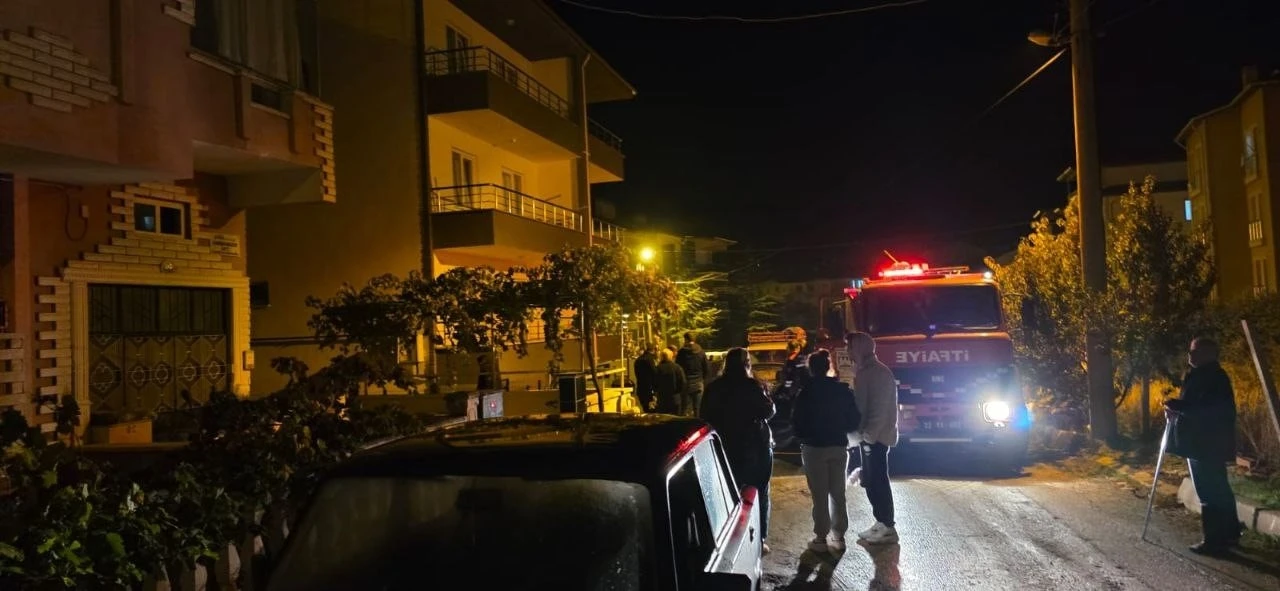 Yalvaç’ta 3 katlı binada korkutan yangın
