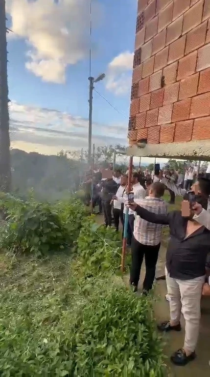 Yan yana dizildiler, peş peşe silahları b&ouml;yle ateşlediler
