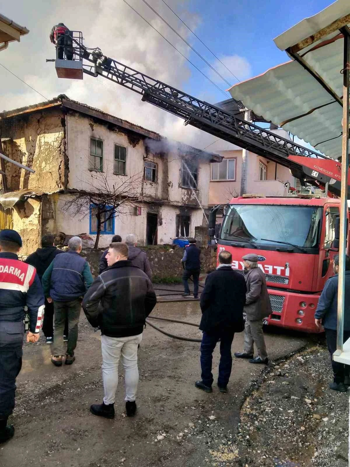 Yanan 2 katlı ev kullanılamaz hale geldi