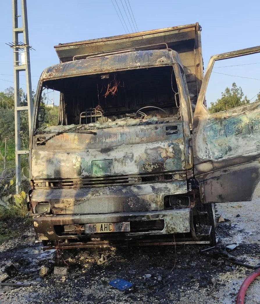 Yanan araca müdahale eden sürücü yaralandı