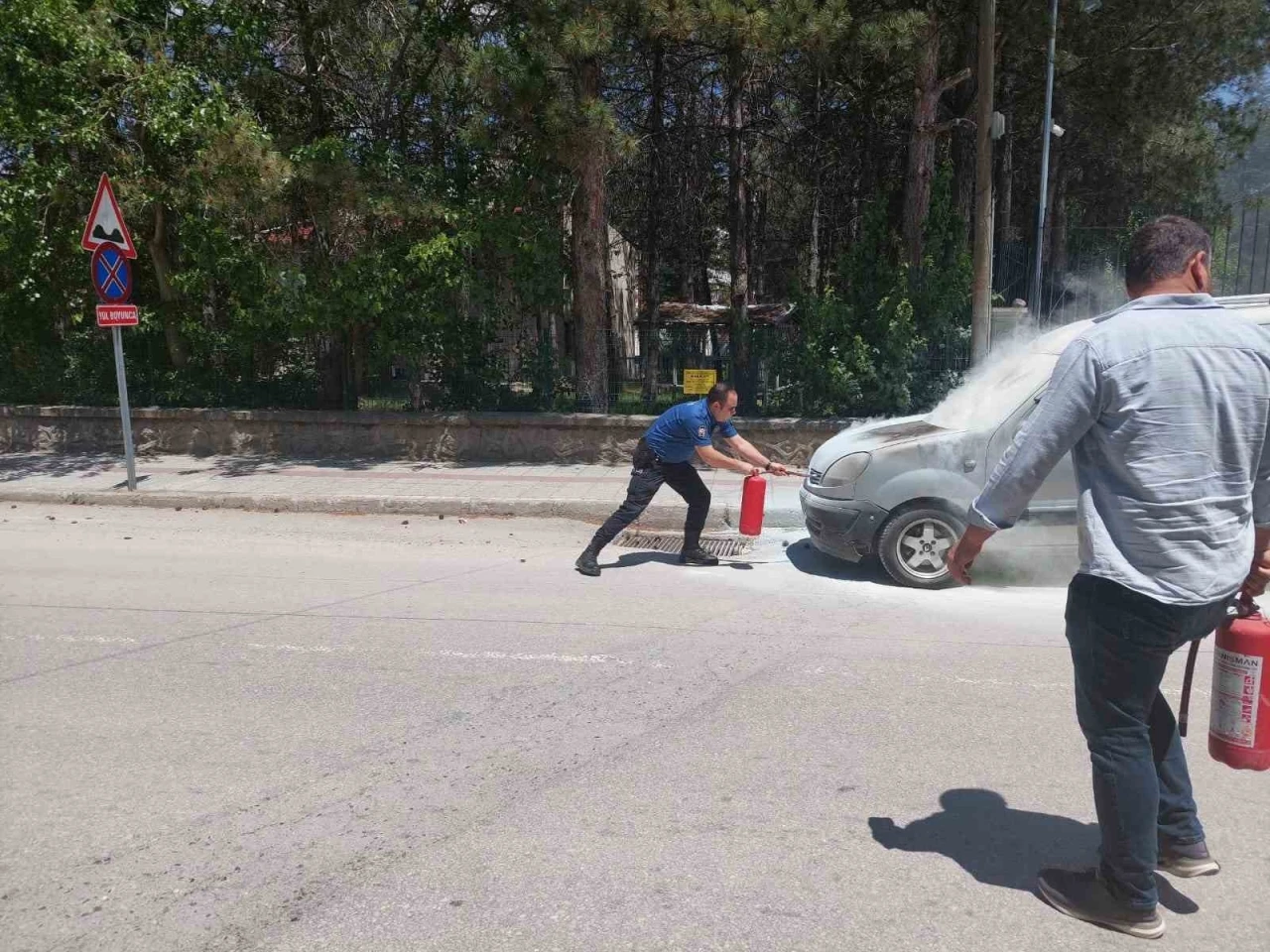 Yanan aracı polis söndürdü
