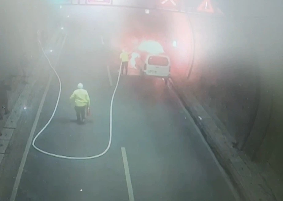 Yanan aracı trafik polisleri s&ouml;nd&uuml;rd&uuml;
