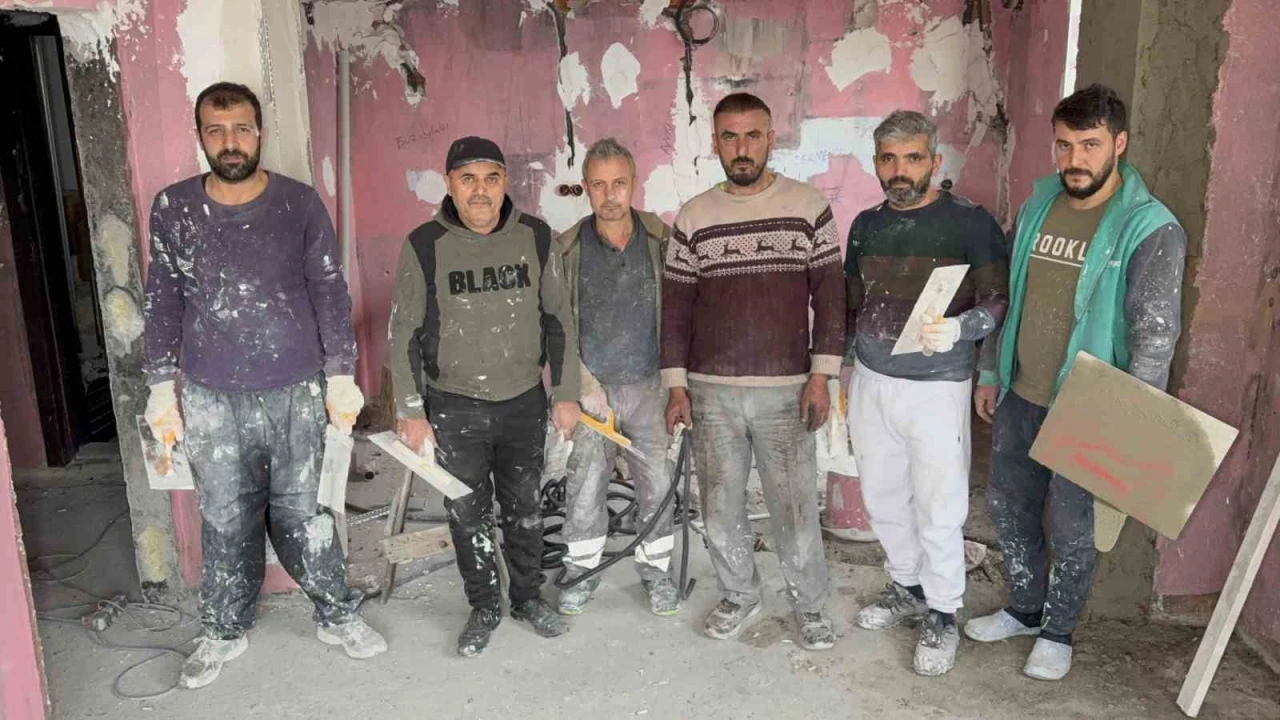 Yanan ev imece usul&uuml; tamir ediliyor
