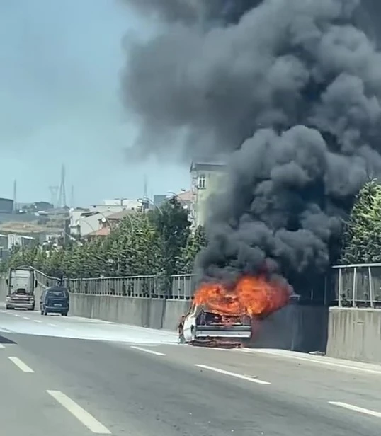 Yanan otomobilden geriye hurda yığını kaldı
