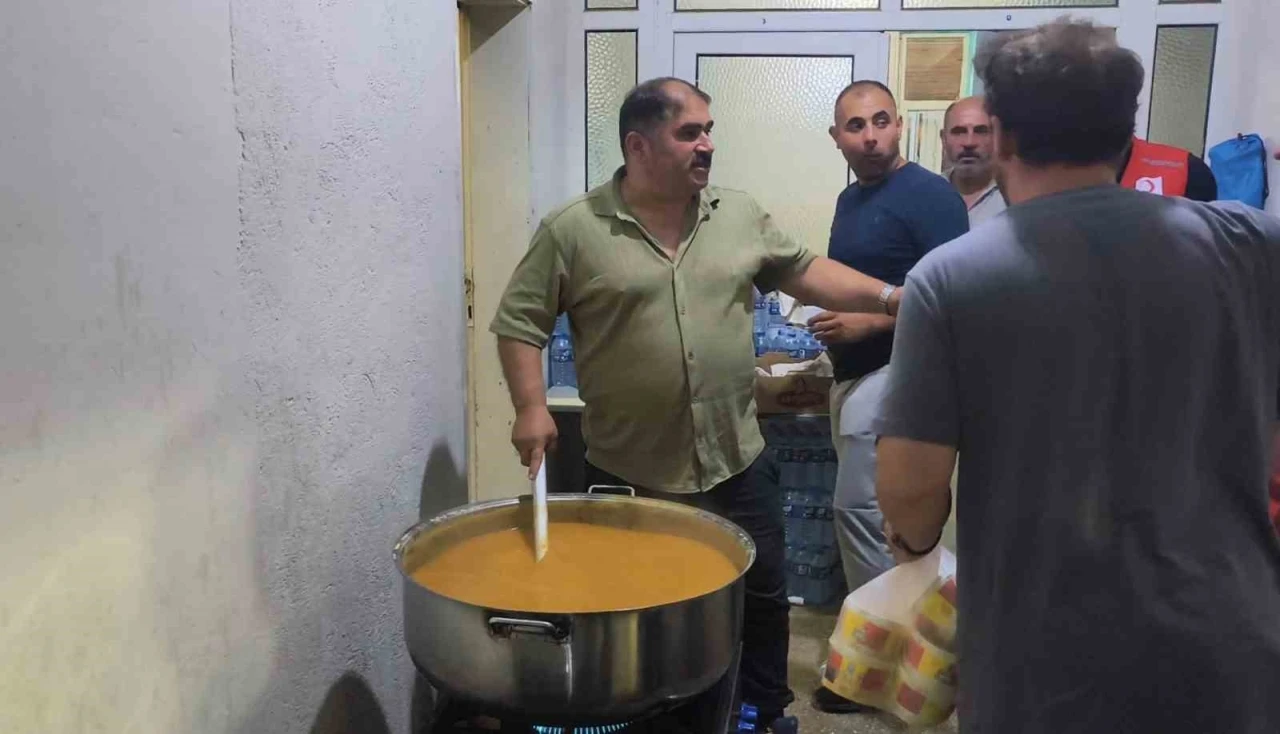 Yangın bölgesindeki muhtar köye gelen yardım ekibine çorba yaptı
