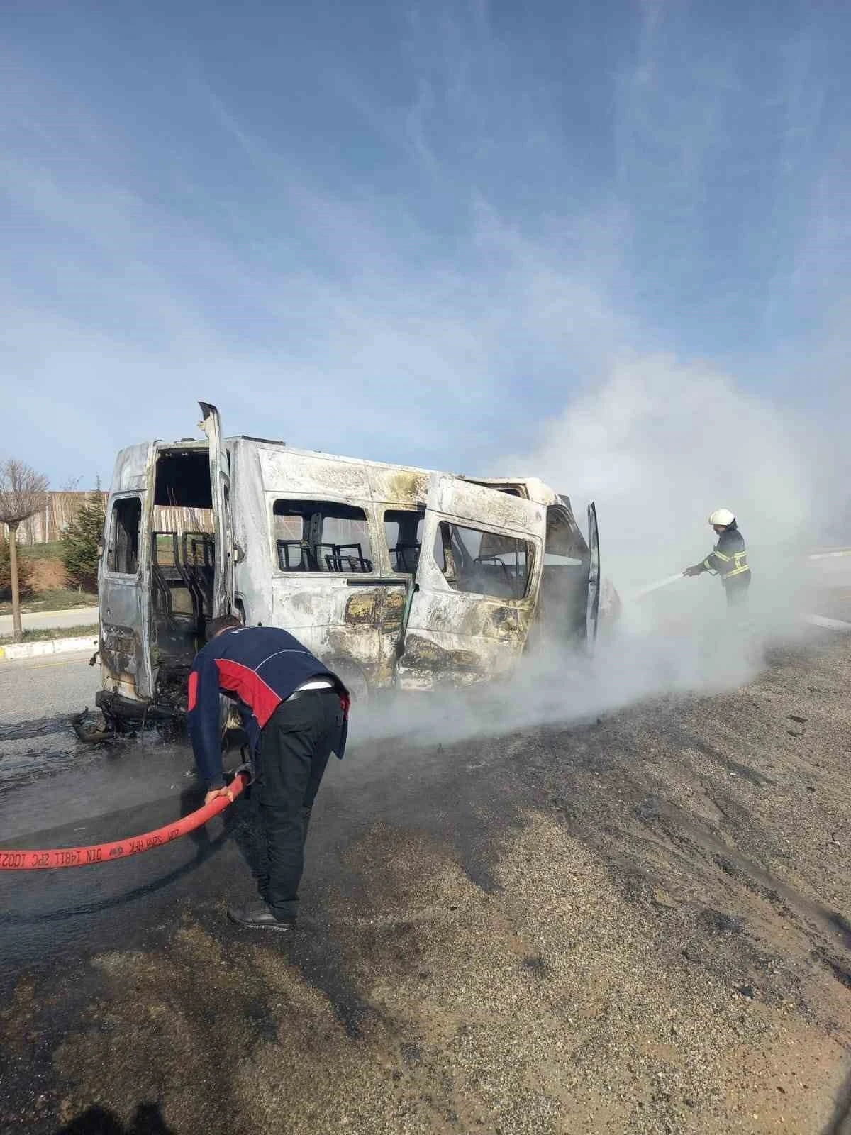 Yangın çıkan minibüs tamamen yanarak kullanılmaz hale geldi
