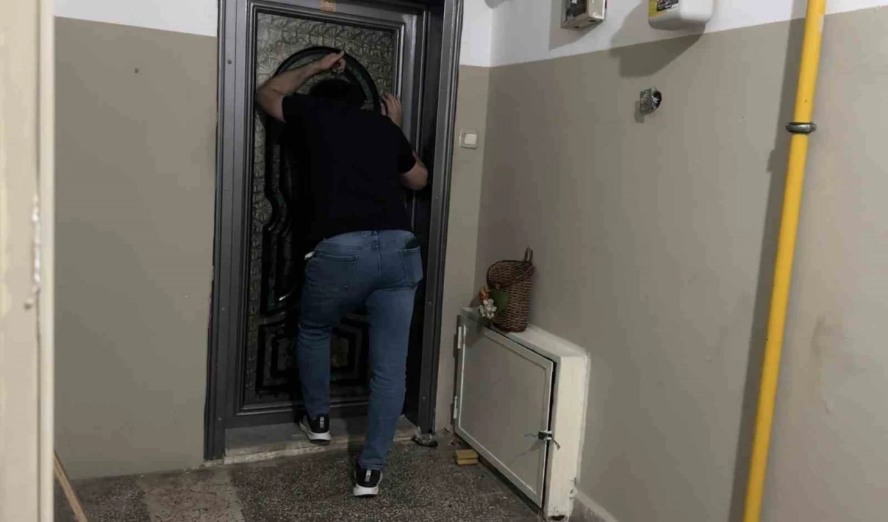 Yangın &ccedil;ıkarıp kendisini eve kilitledi: Ekiplerin &ccedil;abasına rağmen dışarı &ccedil;ıkmadı
