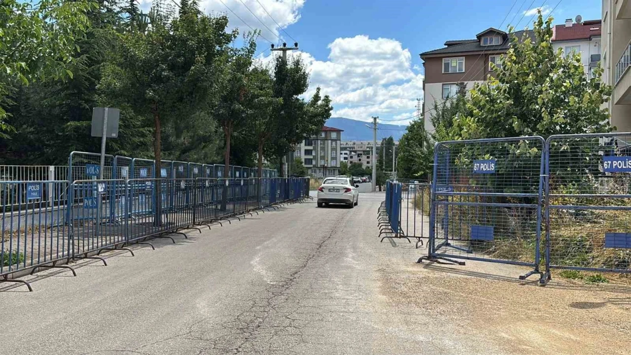 Yangın faciasına ilişkin davanın görüleceği mahkeme salonu çevresine araç girişi yasaklandı
