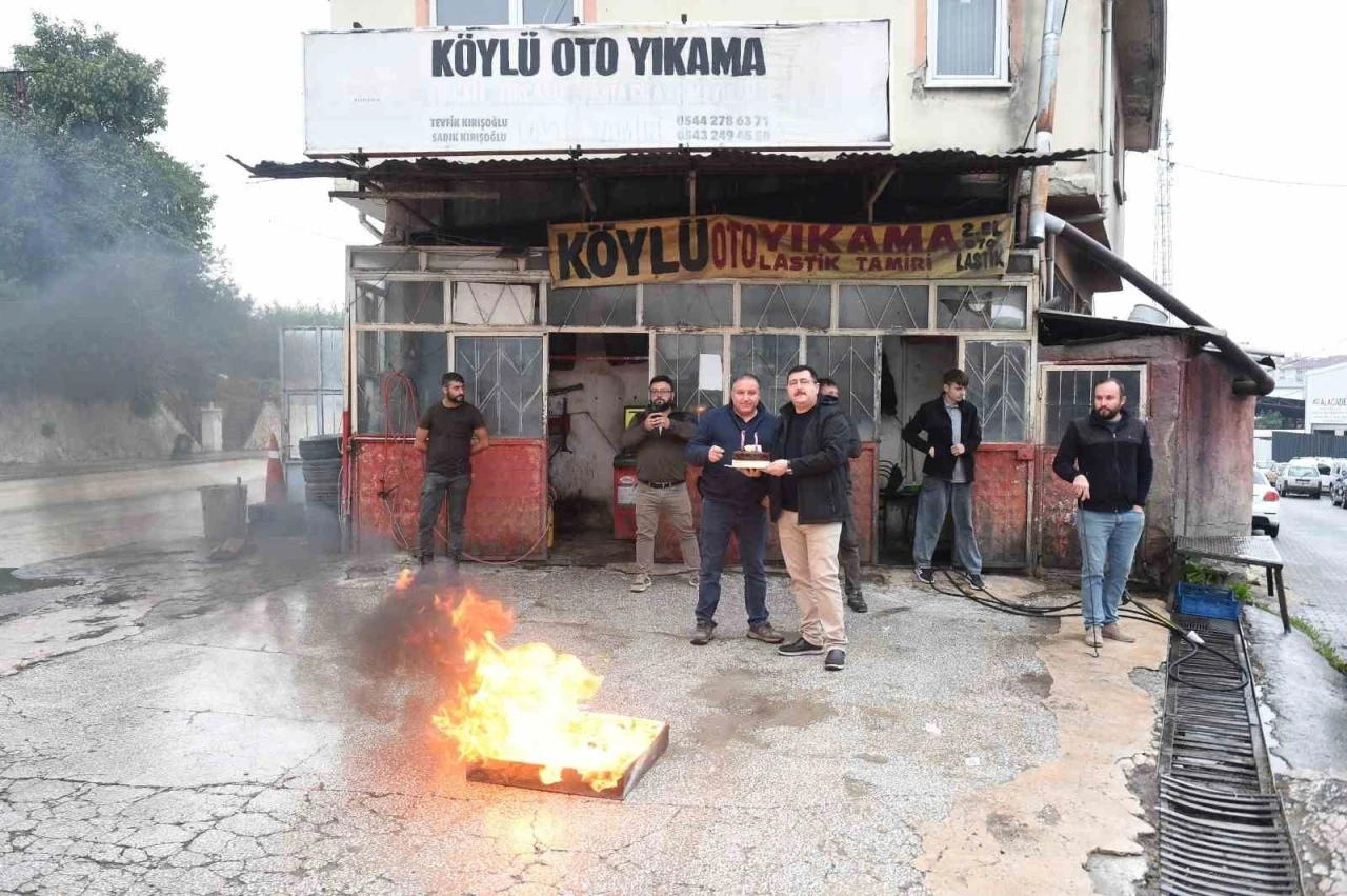 Yangın ihbarına giden itfaiyecileri pastayla karşıladılar
