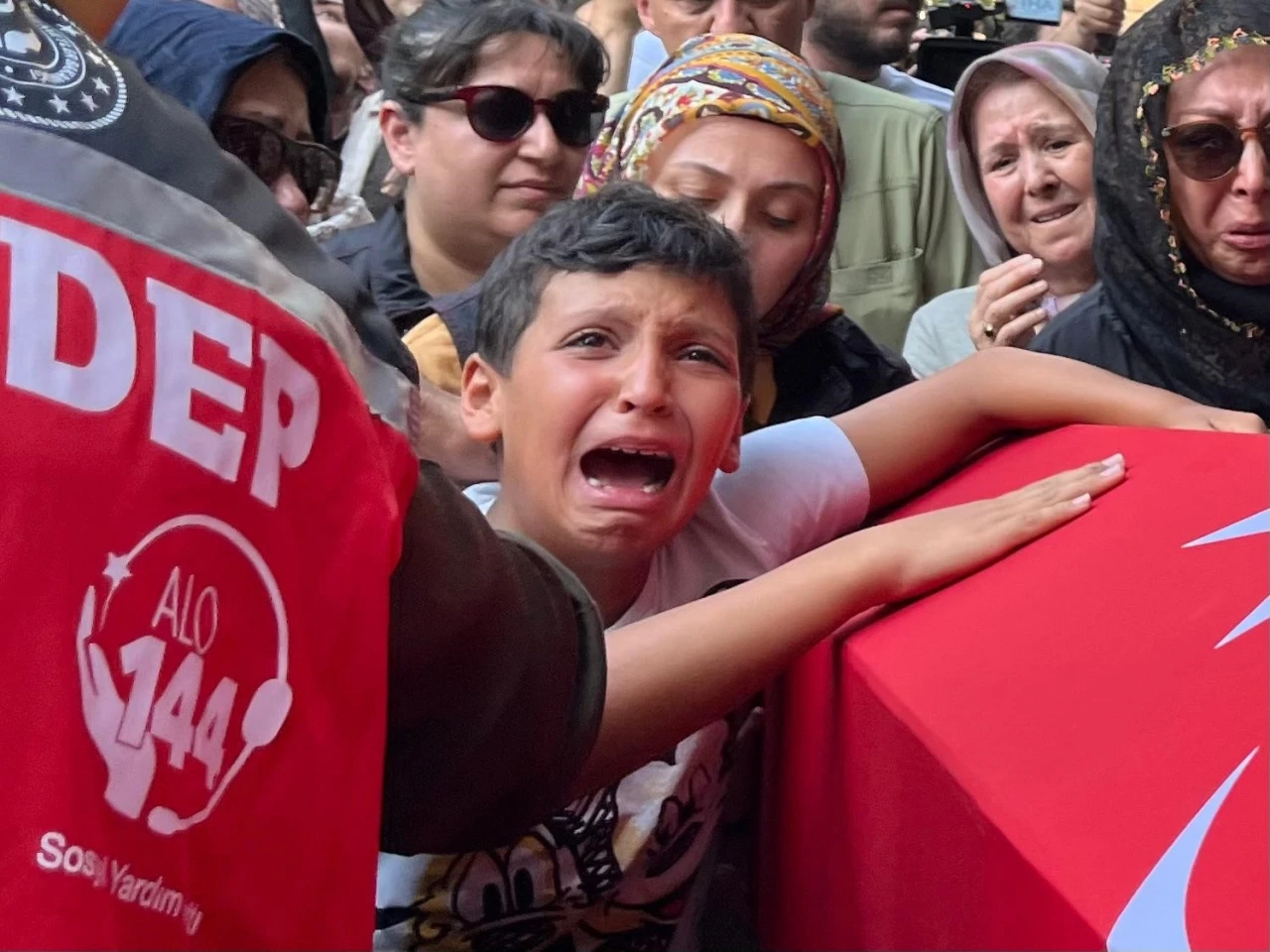 Yangın şehidinin oğlu &quot;Baba, ben sensiz ne yapacağım?&quot; diye feryat etti
