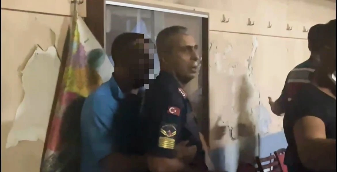Yangın yerinde hırsızlık iddiası ortalığı böyle karıştırdı... Tekme tokat dövüldü, jandarma kurtardı
