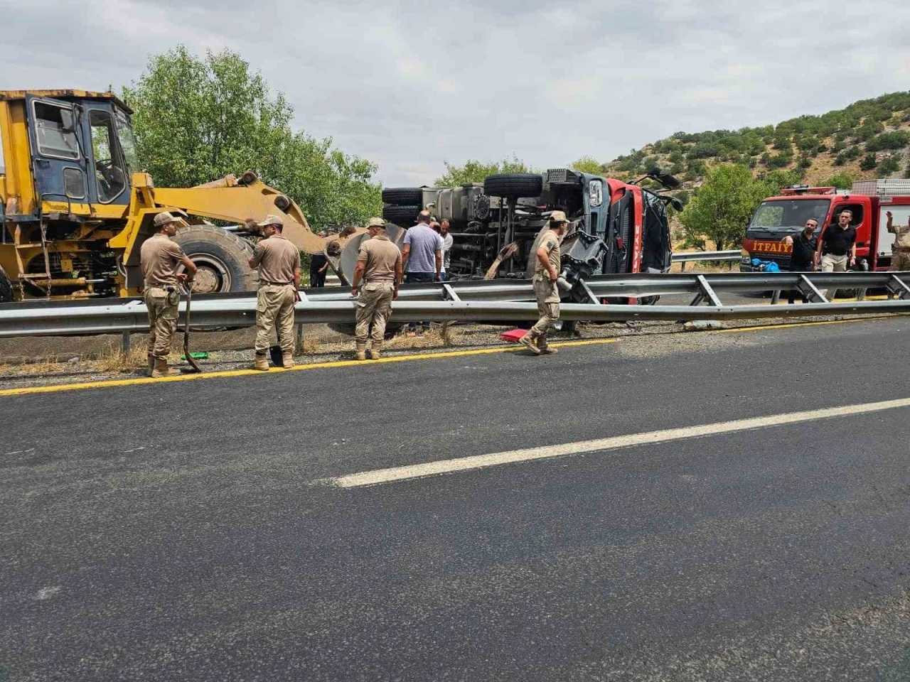 Yangına giden itfaiye aracı devrildi: 1’i ağır 3 yaralı
