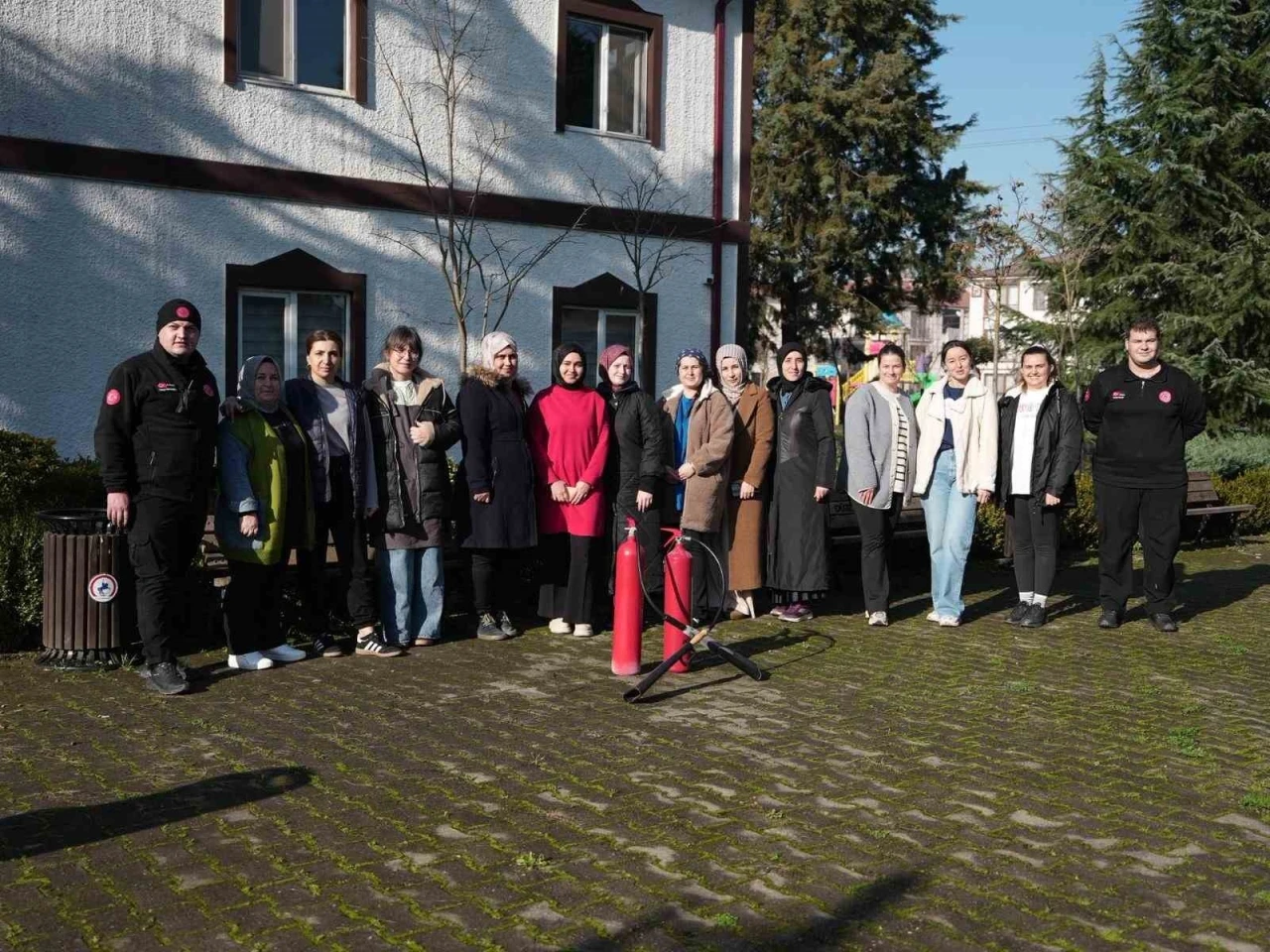 Yangına kadınlar yangın t&uuml;p&uuml;yle m&uuml;dahale etti
