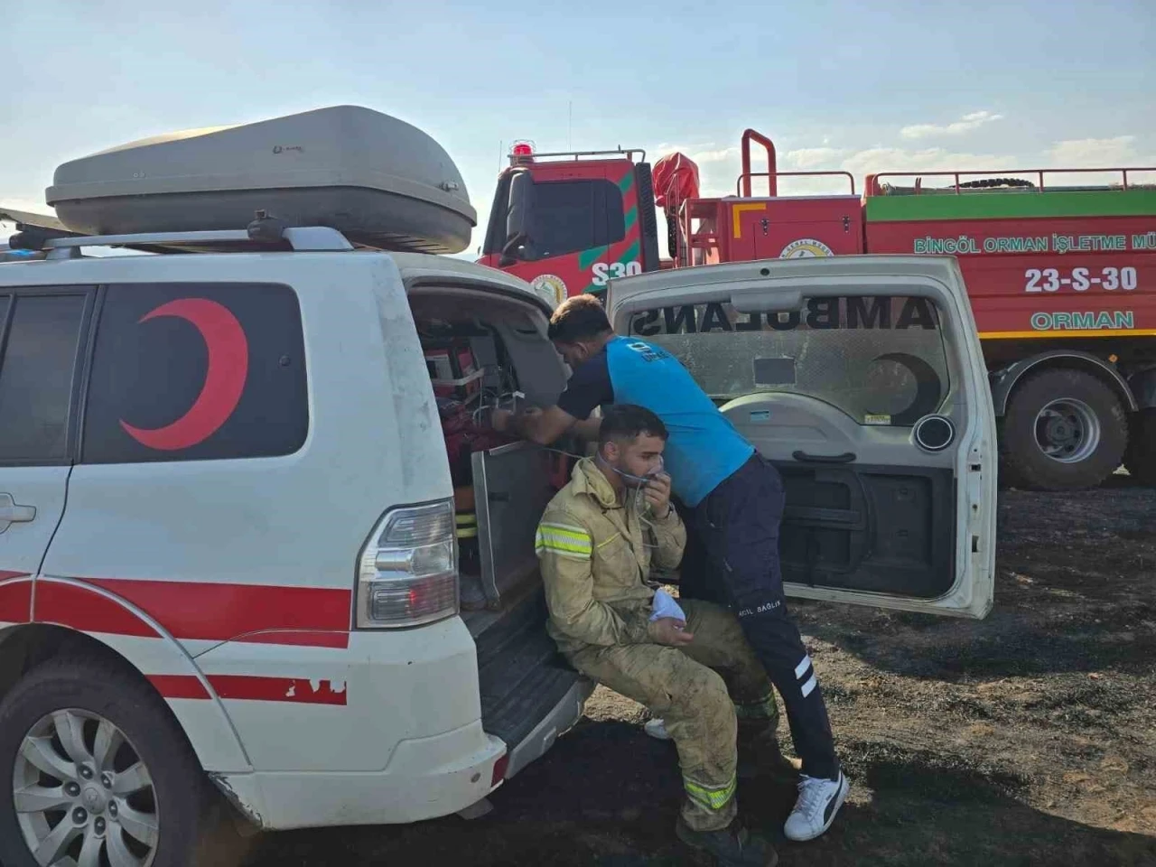 Yangına m&uuml;dahale eden 4 personel dumandan etkilendi

