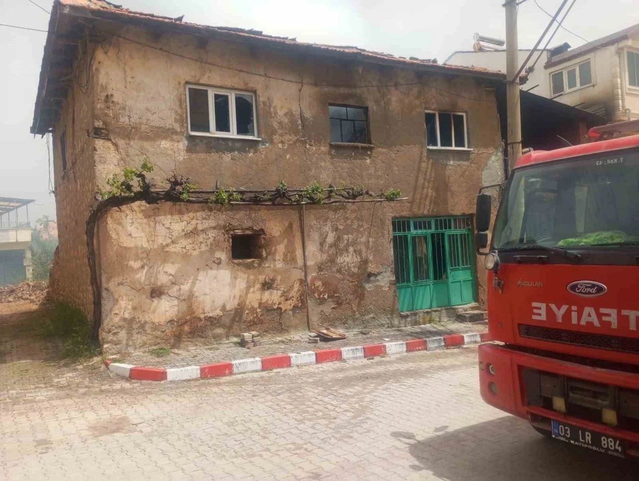Yangında 75 yaşındaki adamın evi kullanılamaz hale geldi
