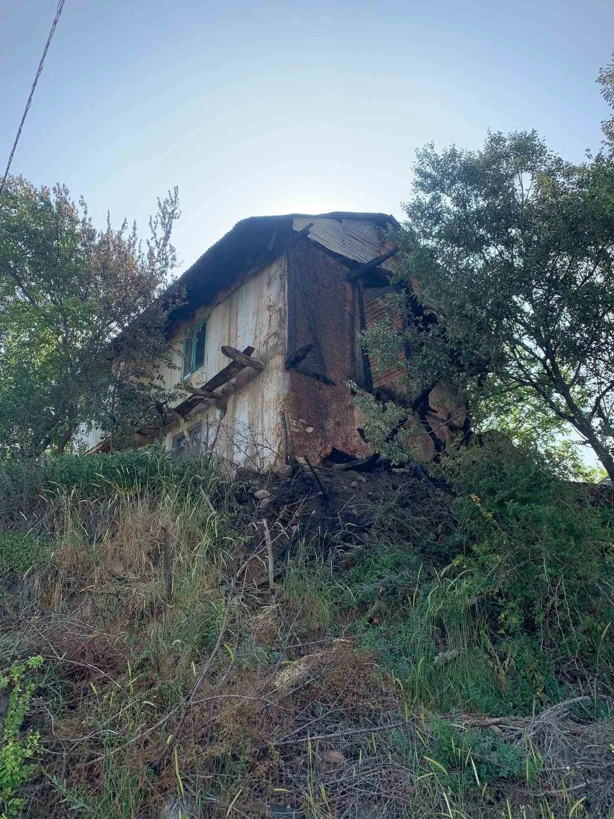 Yangında ahşap evi zarar gören 88 yaşındaki kadına yardım eli uzandı
