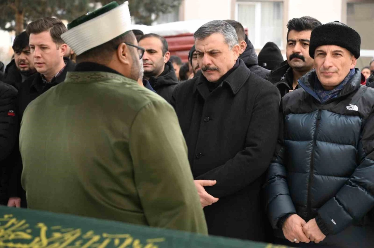 Yangında hayatını kaybeden 2 kişi g&ouml;zyaşları arasında toprağa verildi
