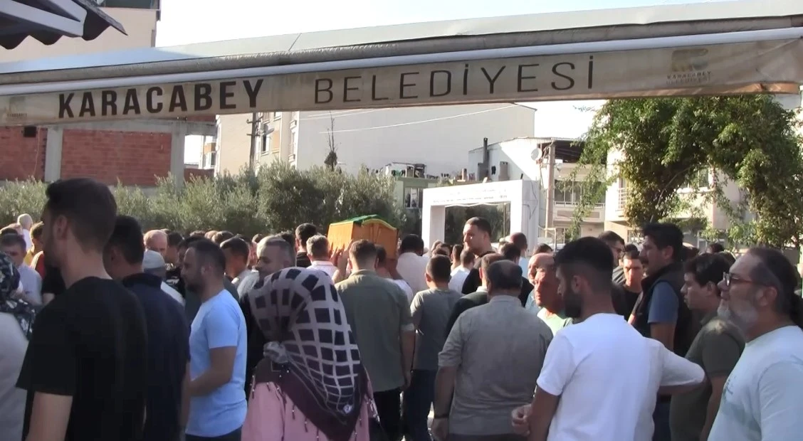 Yangında hayatını kaybeden 3 kişi gözyaşları arasında toprağa verildi
