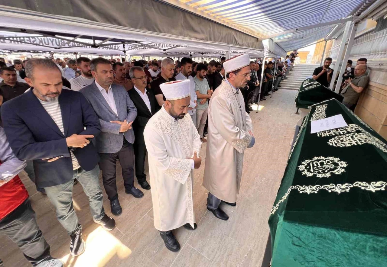 Yangında hayatını kaybeden engelli 3 kardeş toprağa verildi
