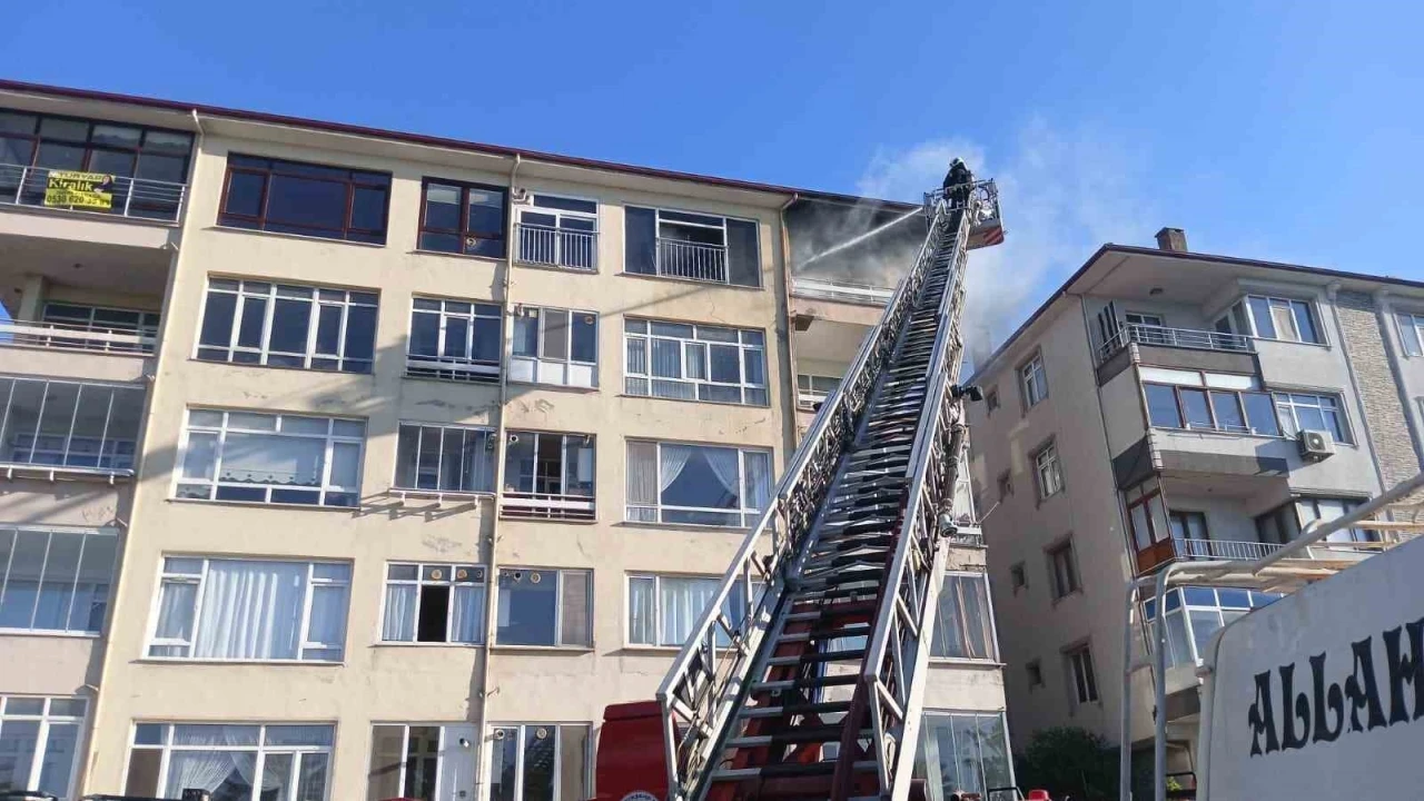 Yangında mahsur kalan kadın ve &ccedil;ocuk kurtarıldı
