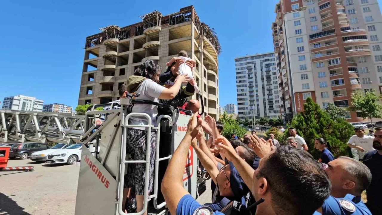 Yangında mahsur kalanlar kurtarılmaya başlandı, çocuklarına kavuşan aileler gözyaşlarına boğuldu