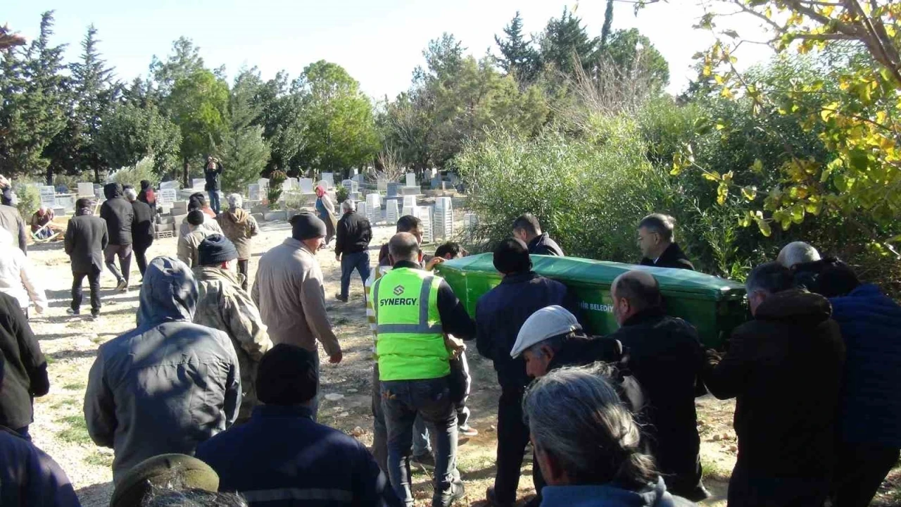 Yangında &ouml;len 2 kardeşe acı veda: Aynı tabutla getirilip aynı kabre defnedildiler
