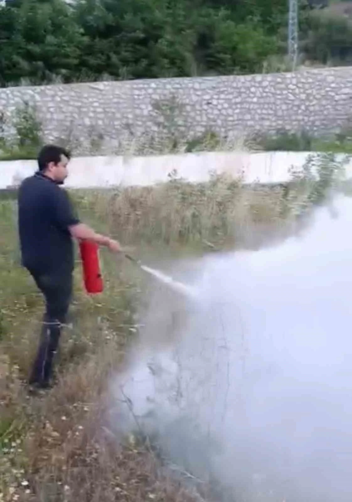 Yangını g&ouml;ren makinistler treni durdurup m&uuml;dahale etti
