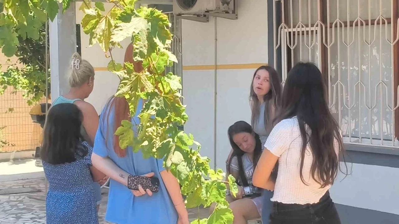 Yangını haber alınca koşarak geldi, vatandaşların apartmandan &ccedil;ıkardığı kızına sarıldı
