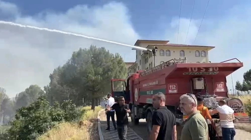Yangının ilerlediği okul son anda kurtuldu
