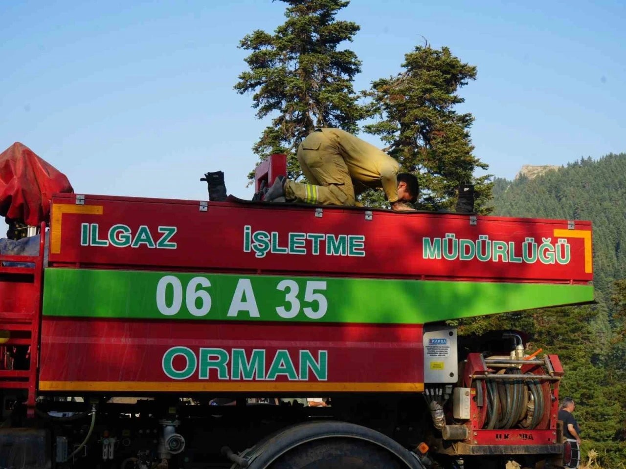 Yangınla mücadele arasında araç üzerinde namazını kıldı
