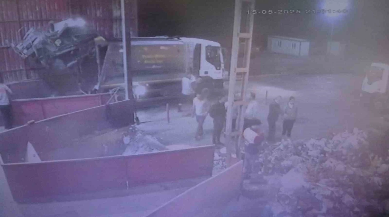 Yanlışlıkla çöpe atılan hatıra kolye 7 ton çöpün içinde bulundu