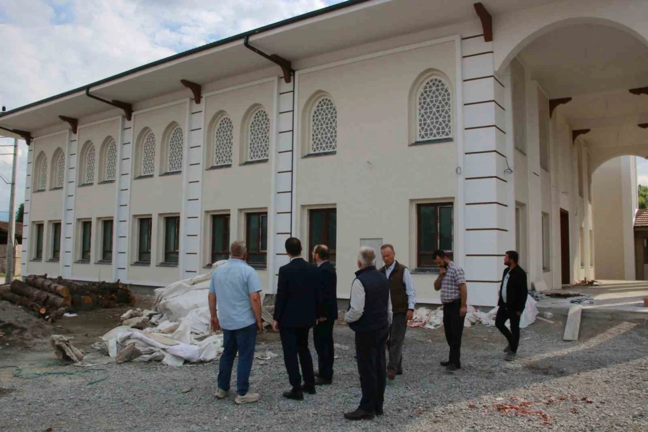 Yapımı devam eden camide son rötuşlar
