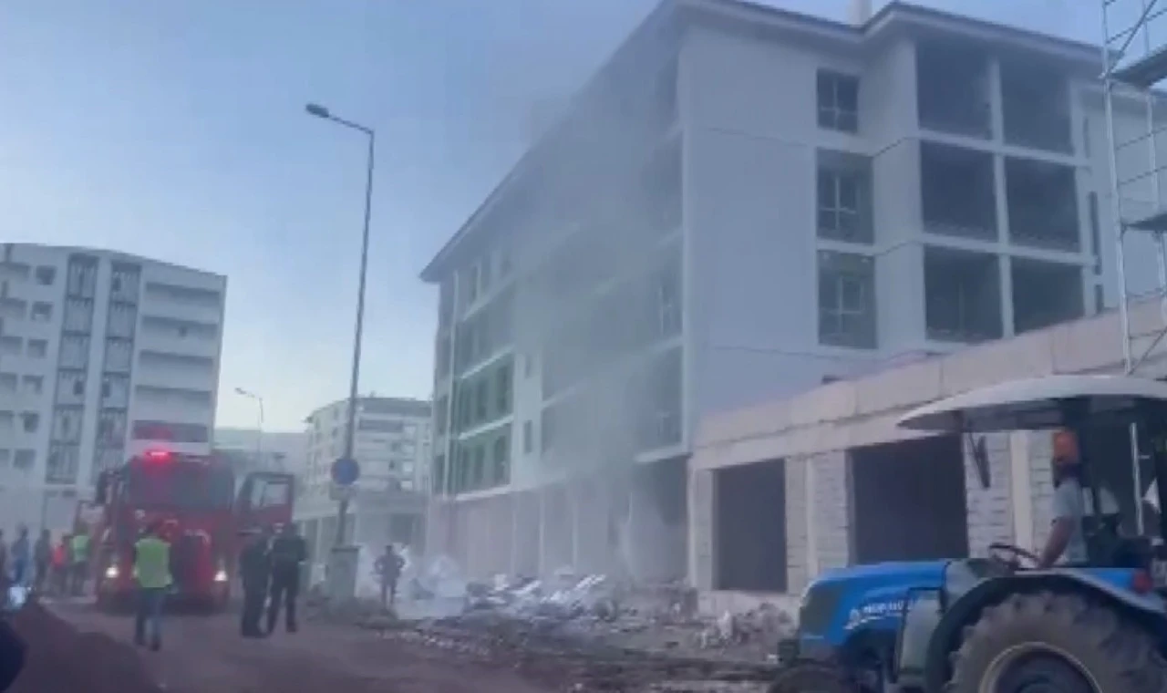 Yapımı devam eden deprem konutundaki yangın söndürüldü
