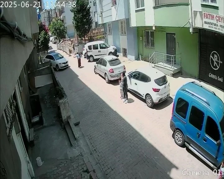 Yardım istedi, az kalsın otomobilinden oluyordu
