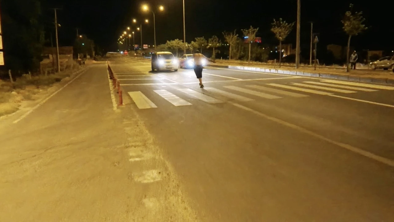 Yarı çıplak alkollü şahıs, karayolunda araçların önüne atladı

