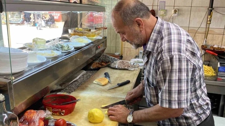 Yarım asırdır sabah ezanından önce dükkanını açıyor
