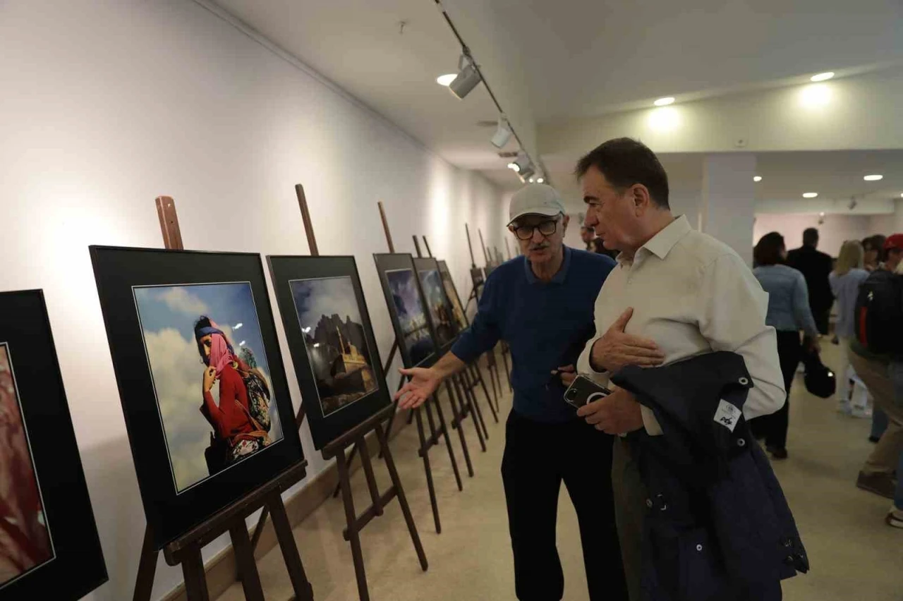 Yarım asırlık fotoğraf arşivi &quot;Türkiye’de Zaman&quot; sergisi açıldı
