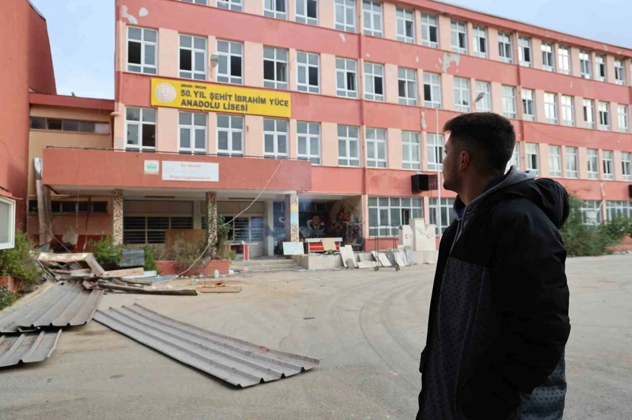 Yarım asırlık okulda yıkım &ccedil;alışmaları başladı: Mezunlar son kez h&uuml;z&uuml;nle gezdi
