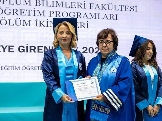 Yarım kalan üniversite hayalini 51 yaşında 2.’likle tamamladı
