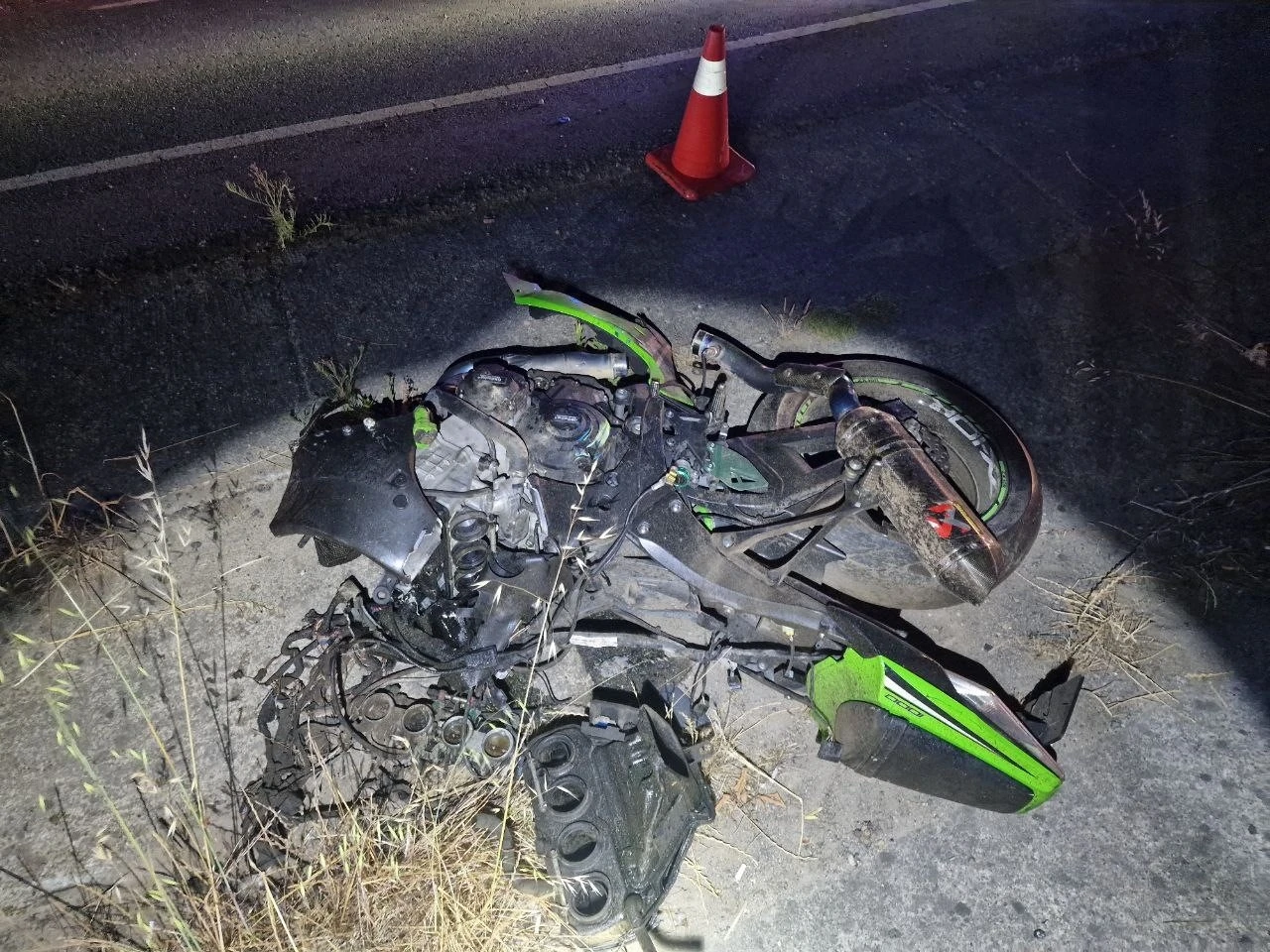 Yarış yaparken farları yanmayan otomobile çarpan motosikletler paramparça oldu: 1 ölü
