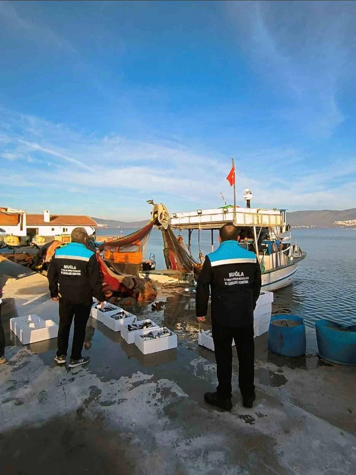 Yasak ağ ile avlanan balıklara el konuldu