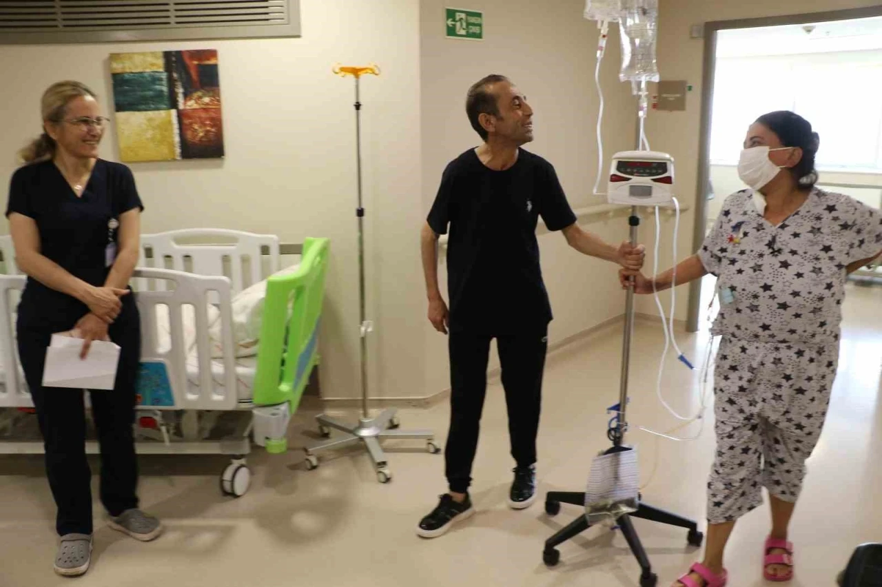 Yaşamasına yüzde 1 ihtimal verilen çiftin sıra dışı aşkı
