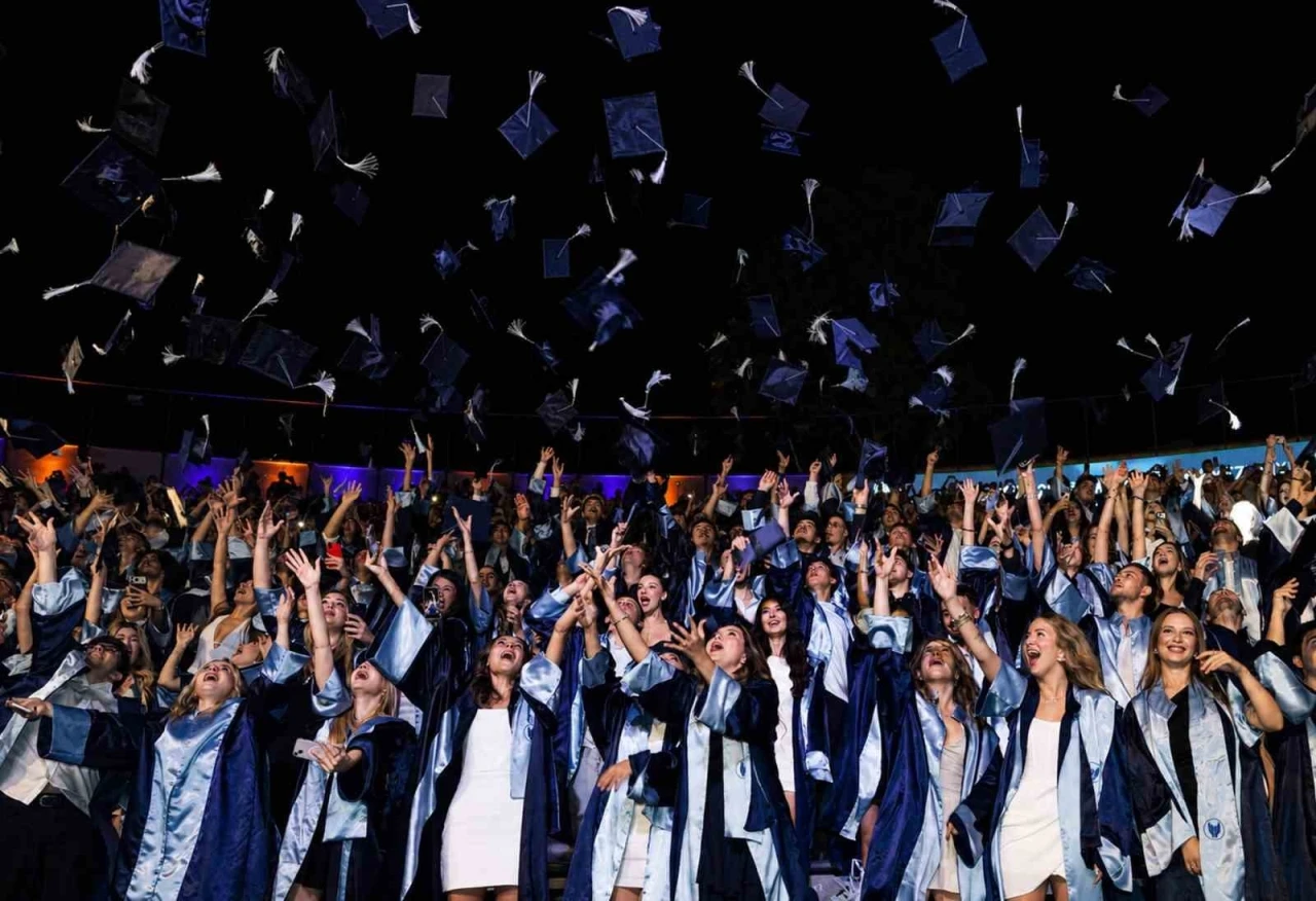 Yaşar &Uuml;niversitesi&rsquo;nde mezuniyet coşkusu
