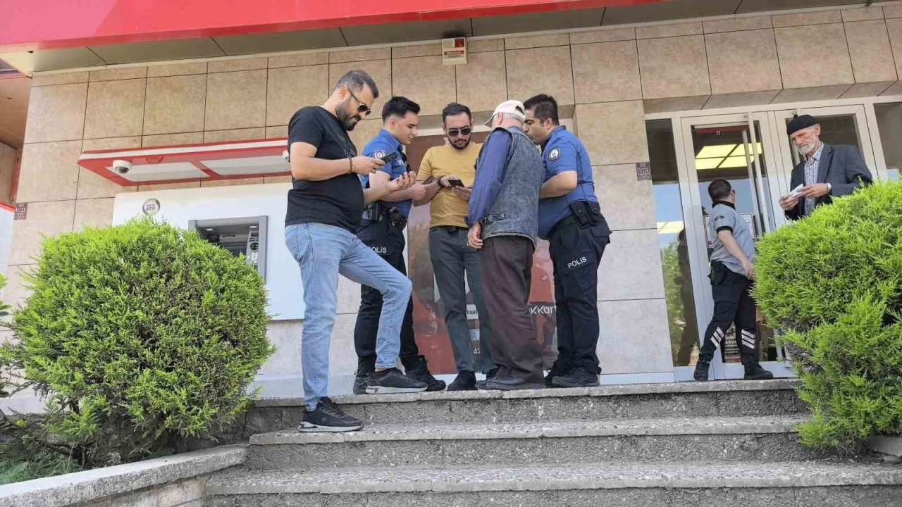 Yaşlı adamın 100 bin lirasını polis ekipleri kurtardı

