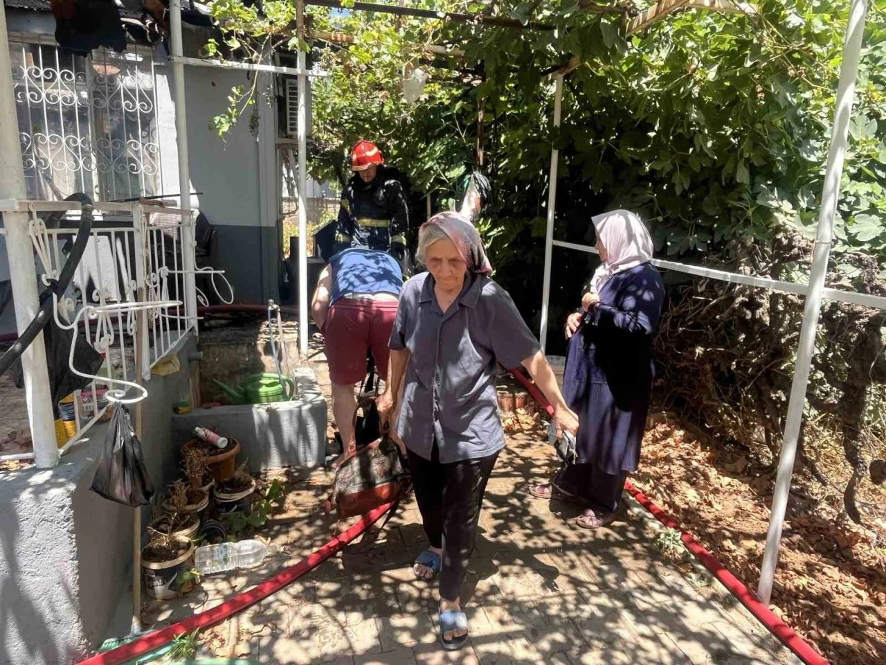 Yaşlı &ccedil;ift alevlerin sardığı evden komşuların uyarısıyla &ccedil;ıktı
