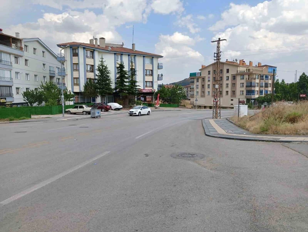 Yaşlı kadın drift atan aracın altında kalmaktan son anda kurtuldu
